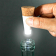 Este corcho LED recargable transforma botellas vacías en lámparas